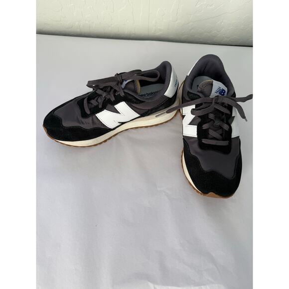 New Balance Retro 237 Boys Black Running Shoes Size 3.5 - Picture 4 of 6